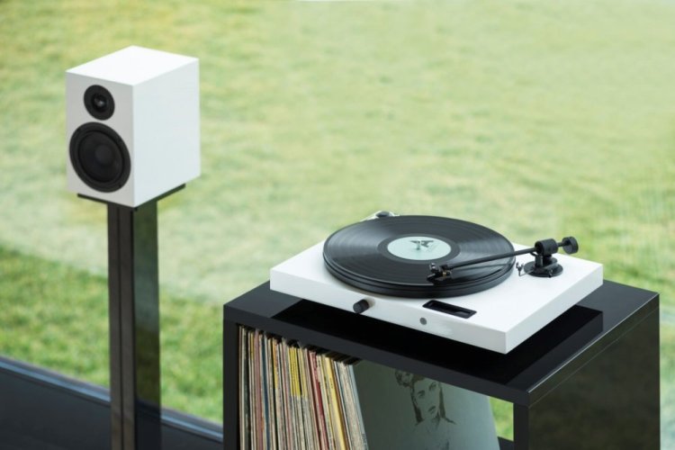 Pro-Ject JukeBox E + OM5e - Barva: Bílá