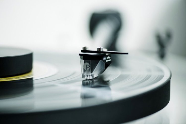 Pro-Ject XA B + Pick It PRO B - Akrylový gramofon se symetrickým výstupem 5P-DIN