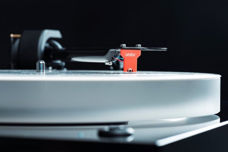Pro-Ject X2 B + Ortofon Quintet RED - Barva: Černá - Piano lak