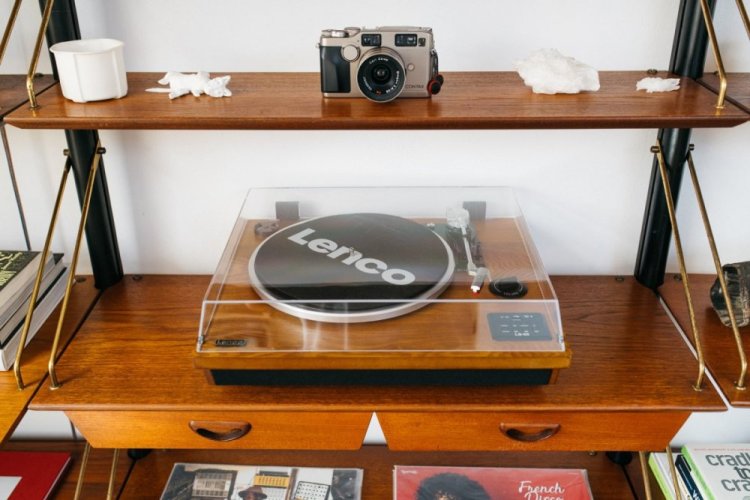 Lenco LS-55 - gramofon s Bluetooth, USB a vestavěnými reproduktory