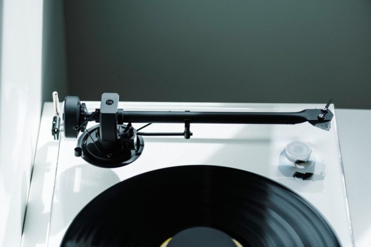 Pro-Ject XA B + Pick It PRO B - Akrylový gramofon se symetrickým výstupem 5P-DIN