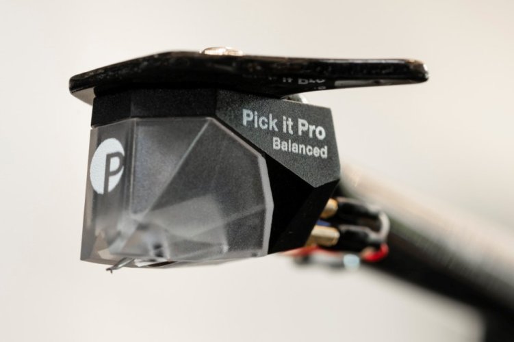 Pro-Ject Debut PRO B + Pick it PRO B - Gramofon se symetrickým výstupem, Satin Black
