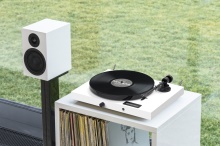 Pro-Ject JukeBox E1 + OM5e - Gramofon s vestavěným zesilovačem a přijímačem Bluetooth - Barva: Bílá
