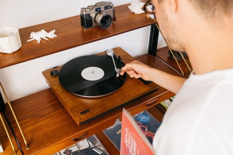 Lenco LS-55 - gramofon s Bluetooth, USB a vestavěnými reproduktory