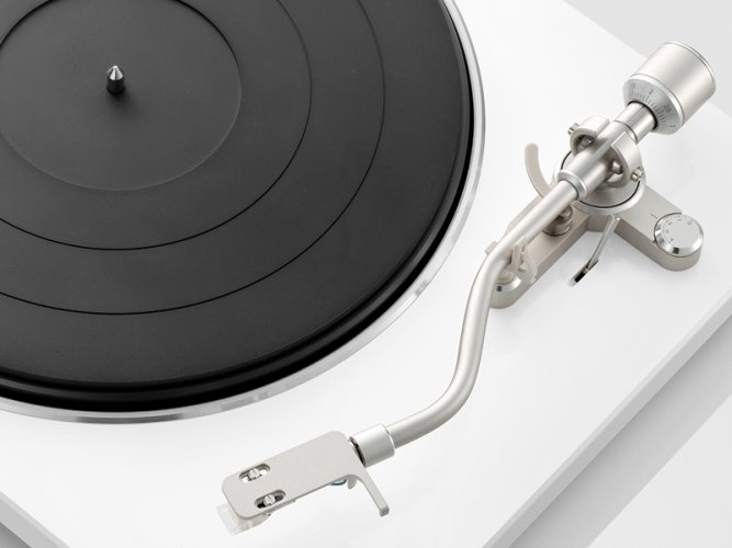 Denon DP-400 - Barva: Černá