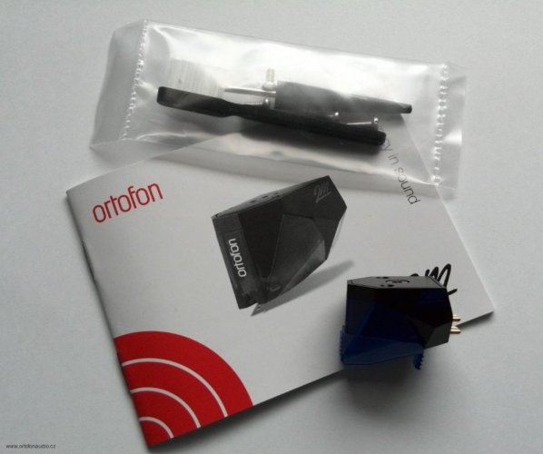 Přenoska Ortofon 2M BLUE + Ortofon Carbon Stylus brush