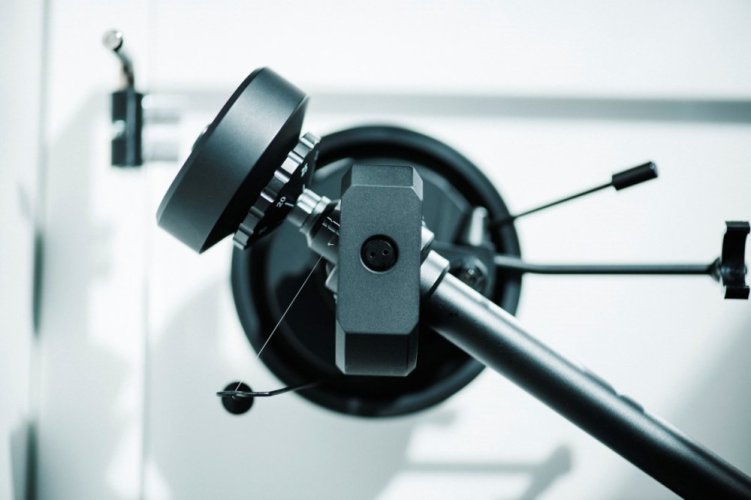 Pro-Ject XA B + Pick It PRO B - Akrylový gramofon se symetrickým výstupem 5P-DIN