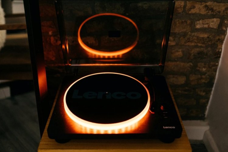 Lenco LS-50LEDBK - gramofon s reproduktory a LED osvětlením