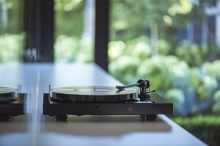 Pro-Ject JukeBox E1 + OM5e - Gramofon s vestavěným zesilovačem a přijímačem Bluetooth - Barva: Bílá