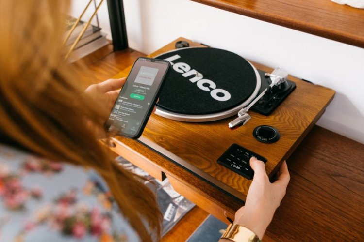 Lenco LS-55 - gramofon s Bluetooth, USB a vestavěnými reproduktory
