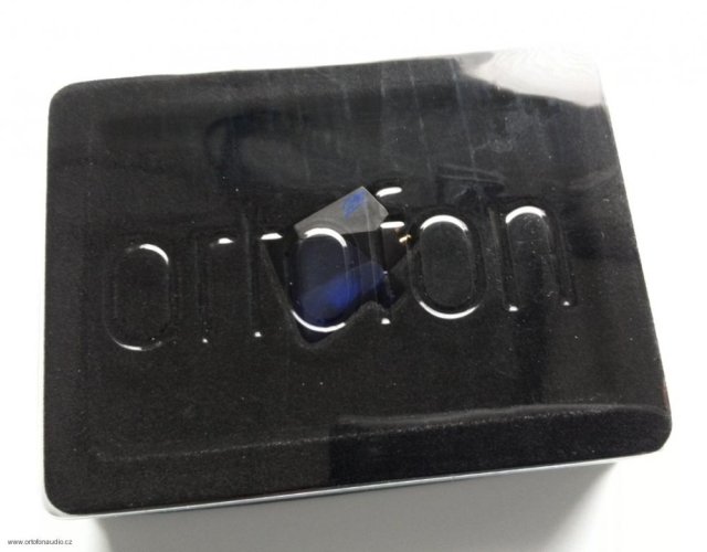 Přenoska Ortofon 2M BLUE + Ortofon Carbon Stylus brush