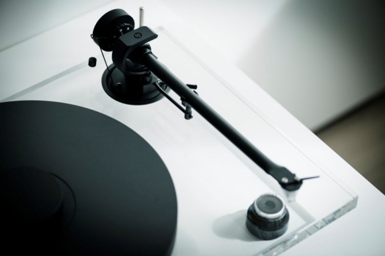 Pro-Ject XA B + Pick It PRO B - Akrylový gramofon se symetrickým výstupem 5P-DIN