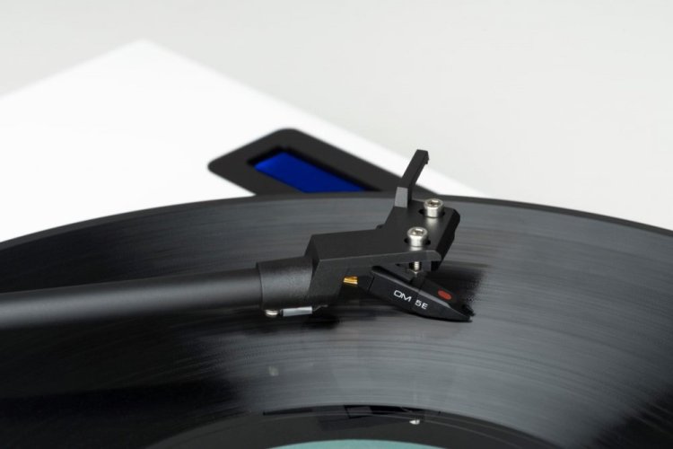 Pro-Ject JukeBox E + OM5e - Barva: Bílá