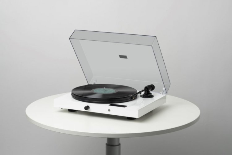 Pro-Ject JukeBox E + OM5e - Barva: Bílá