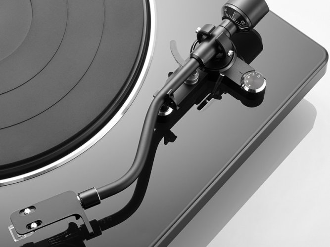 Denon DP-400 - Barva: Černá