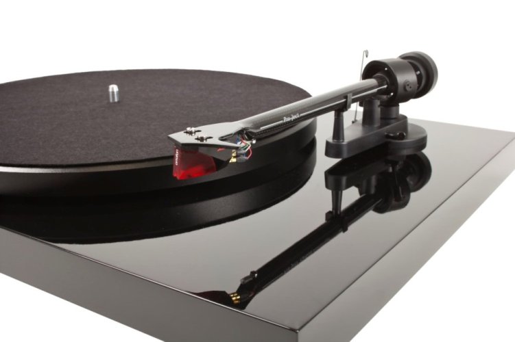 Pro-Ject Debut E Carbon + Ortofon 2M-Red - Barva: Černá - Piano lak